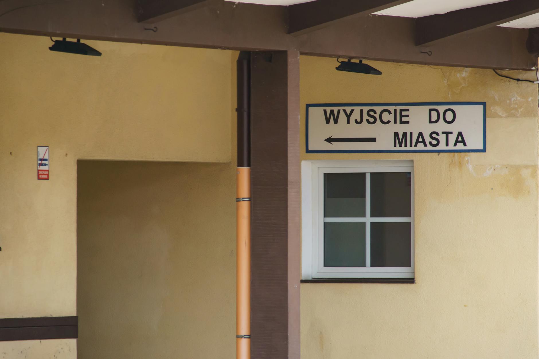 Ilustracja przedstawiająca kolejkę pacjentów oczekujących na wizytę do specjalisty w Kowalu