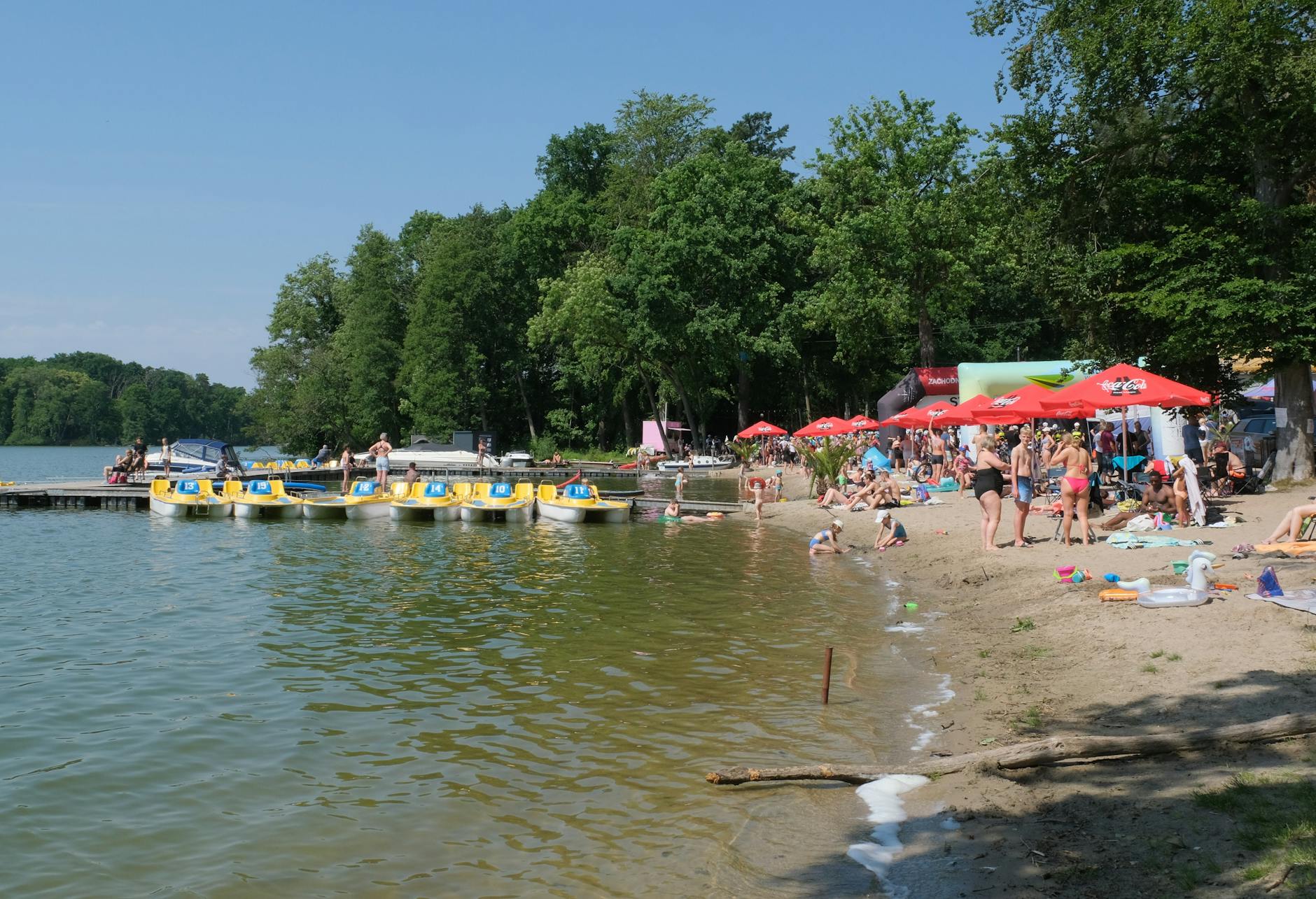 Majówka w Kowalu - mieszkańcy cieszący się długim weekendem na tle miejskiego krajobrazu