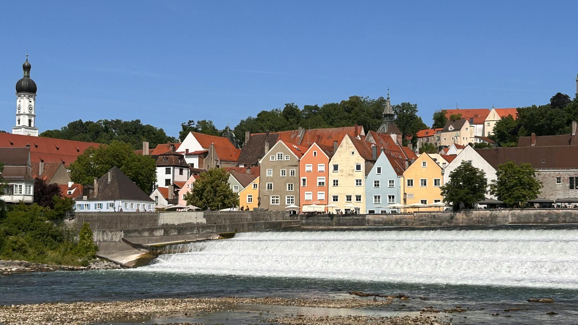 Kibice w Kowalu oglądają mecz Lech Poznań - Legia Warszawa, analizując grę i kontrowersje.