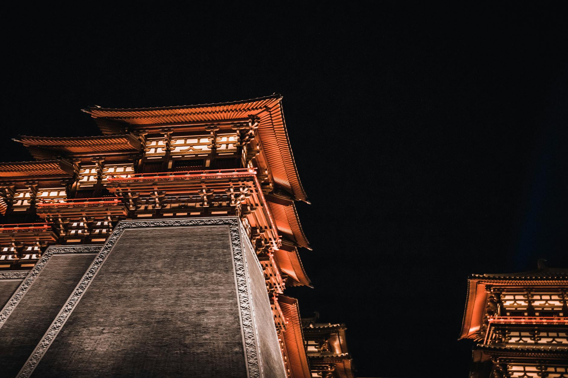 Ilustracja symbolizująca Kowal z elementem śniegu, sugerująca analizę lokalnych doniesień o frazie Kowal Ochrzcić śnieg.