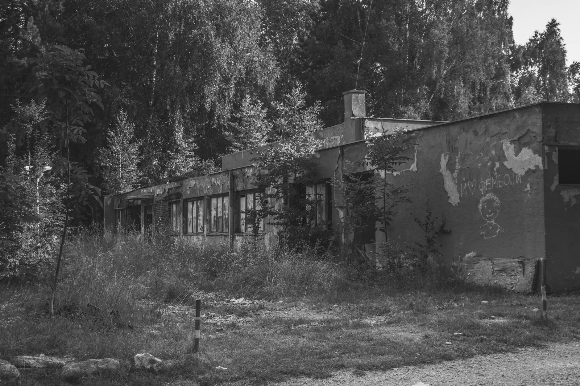 Ilustracja podsumowująca kluczowe wydarzenia w Kowalu: fragment boiska piłkarskiego i znak drogowy ostrzegawczy.